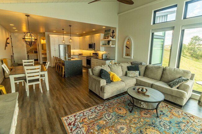 Foto del edificio - Jones - Fully Furnished Condo on the River Available Mid Sept - Mid May Only