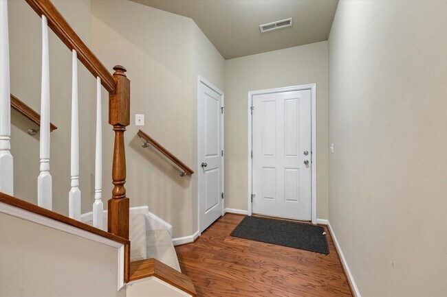 Foto del edificio - 3-Level Townhome in Woodstream!