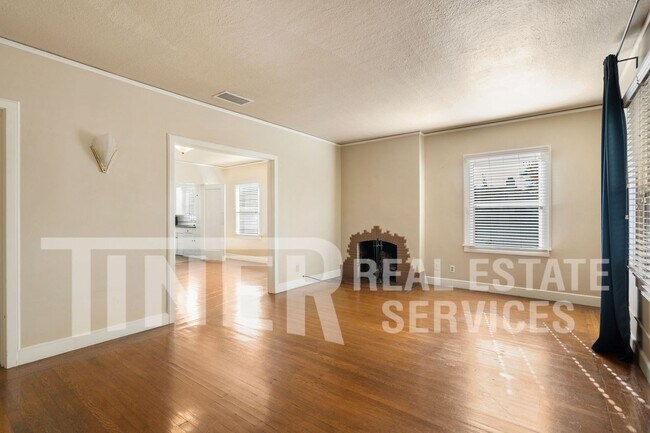 Building Photo - East Sacramento Charmer on Corner Lot - Ti...