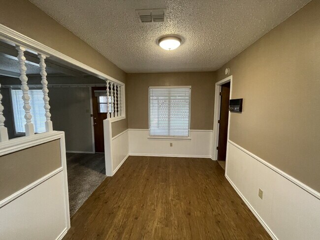 Foto del edificio - Spacious Home Located Minutes From South Plains Mall & Loop 289 Access!