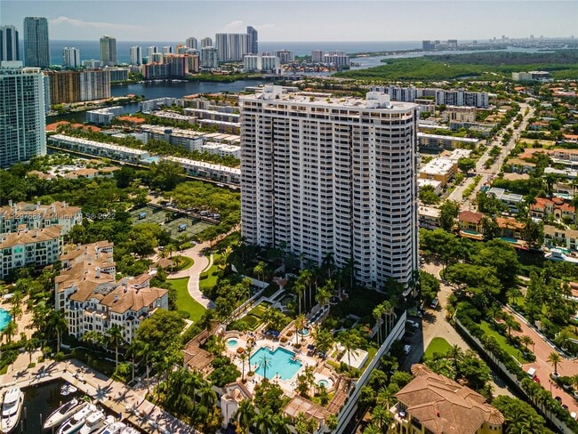 Building Photo - 2000 Island Blvd