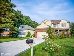 Building Photo - 37440 Curwood Dr