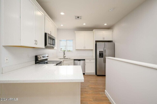 Building Photo - 1341 E Polk St