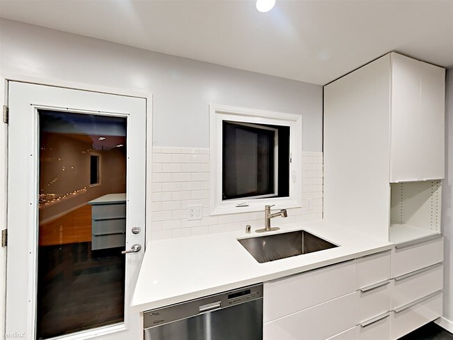 Building Photo - 1 br, 1 bath Apartment - 1023 Washington Ave