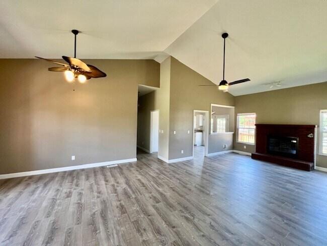 Building Photo - Remodeled Family Home Sevierville