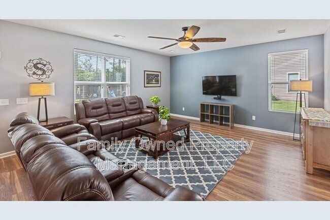 Foto del edificio - 159 Meadow Wood Rd