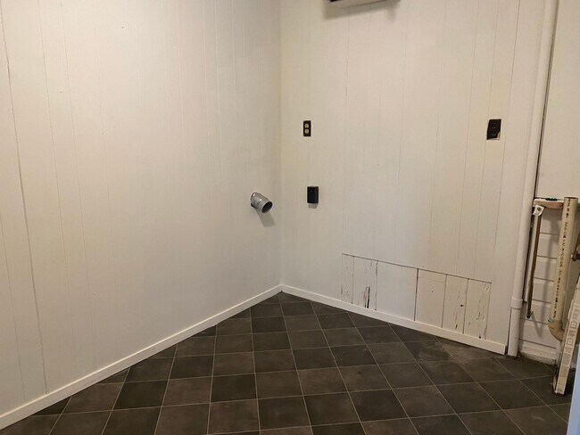 Foto del edificio - DECEMBER FREE MOVE-IN!