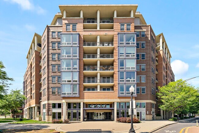 Building Photo - 437 W Division St