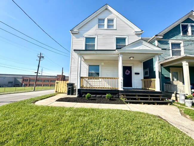 Building Photo - 1600 Brewster Ave