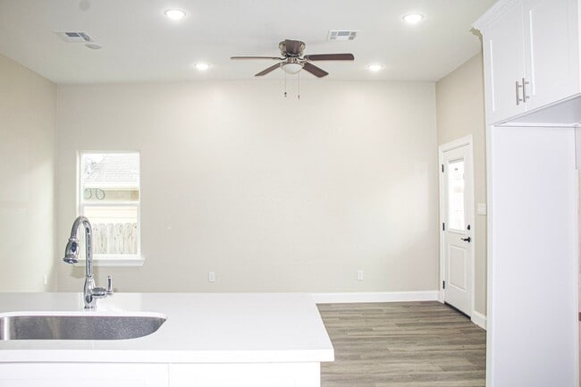 Foto del edificio - 8309 Parker Rd