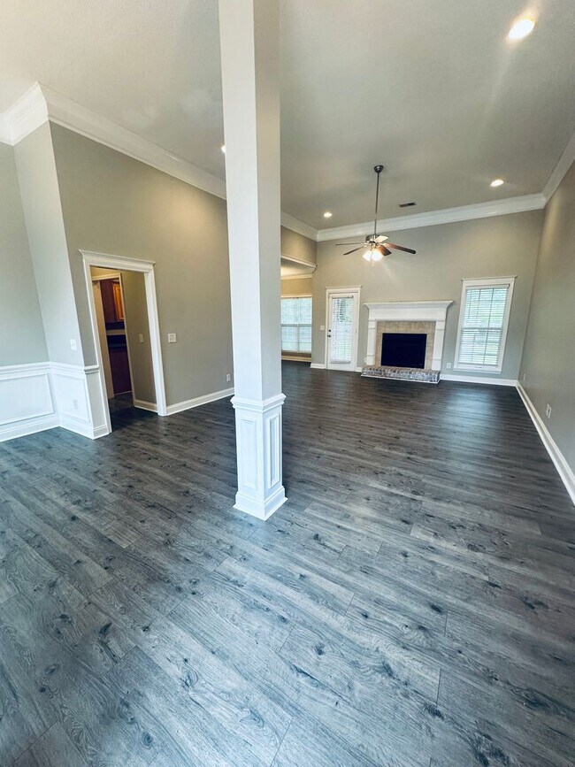 Foto del edificio - 406 Brookewater Ln