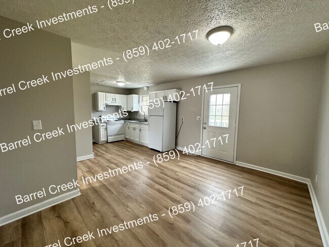Foto del edificio - 2-Bed, 1-Bath Townhome with Attached Garag...