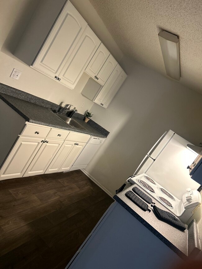 Building Photo - Greentree Village