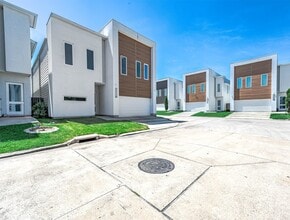 Building Photo - 5519 Paraiso Pl