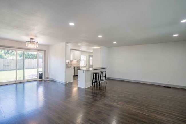 Building Photo - Stunning 3-Bedroom, 2-Bathroom Home with M...
