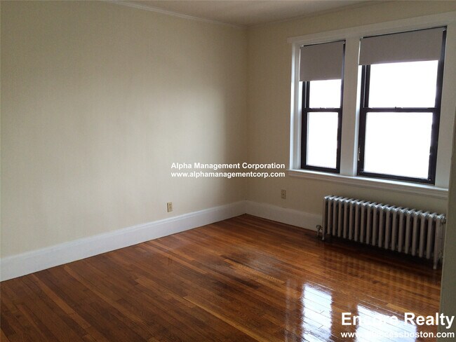 Building Photo - 349 Pleasant St