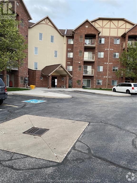 Building Photo - 3160 Wildwood Dr