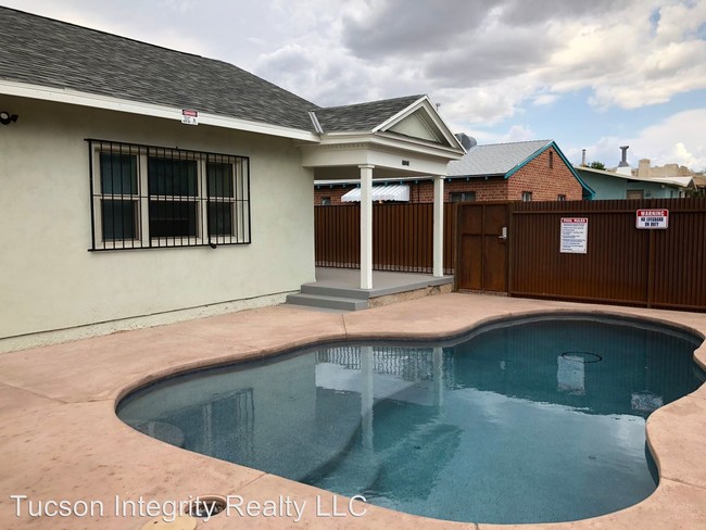 Foto del edificio - 8 br, 6 bath Room For Rent - 1121 E. 8th St.