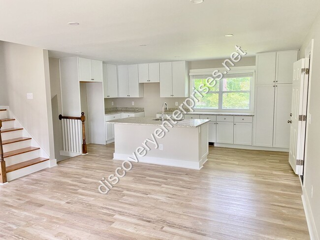 Building Photo - FULLY RENOVATED! 4 Bdrm / 2 Bath Home - Av...