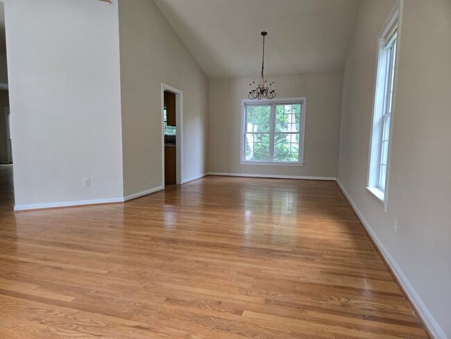 Building Photo - Stunning and Spacious 5 Bed 4 Bath Colonia...