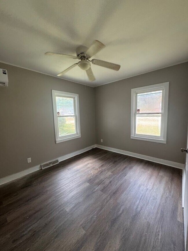 Foto del edificio - Adorable 3 Bedroom 1 Bathroom Home in Gree...