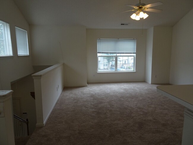 Building Photo - 2 Bedrooms 2 Baths Condo in Bristol Common...