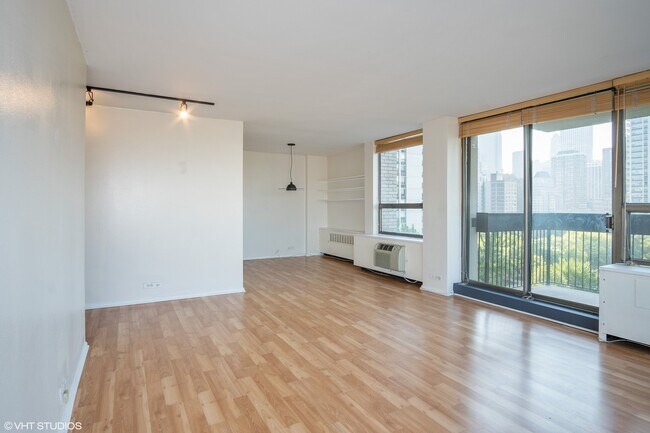 Foto del edificio - 1360 N Sandburg Terrace