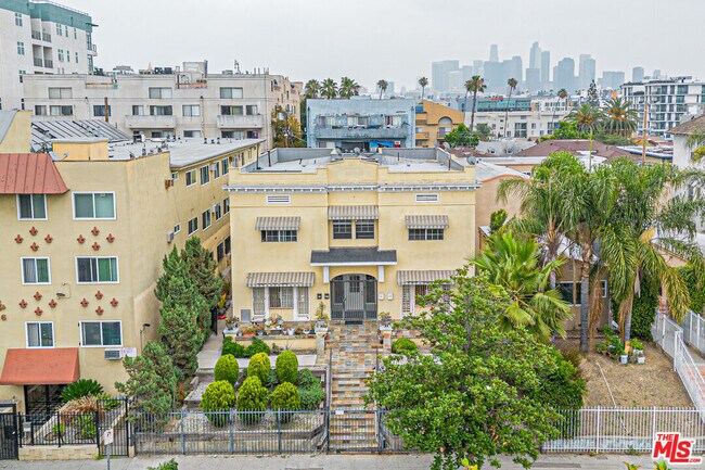 Foto del edificio - 832 S Catalina St