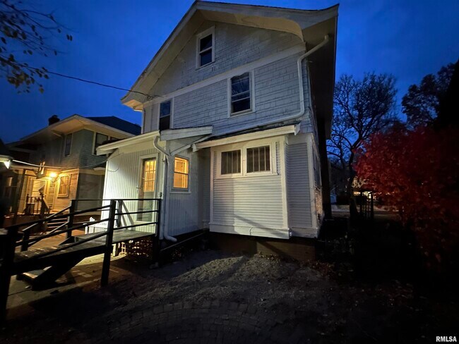 Building Photo - 1105 N Bourland Ave