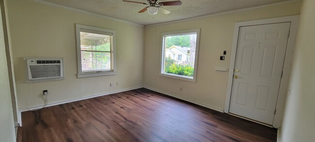 Building Photo - Beautiful, updated 2 bedroom rental!