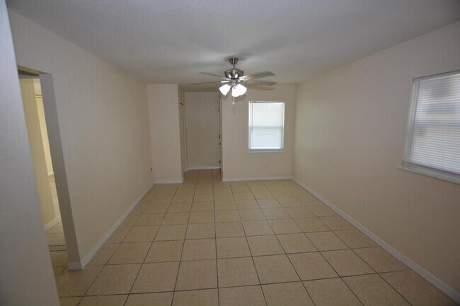 Foto del edificio - 3011 Ernest Dr