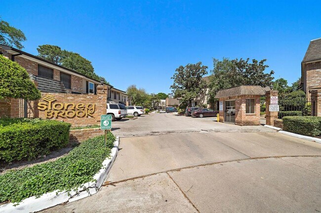 Building Photo - 1800 Stoney Brook Dr