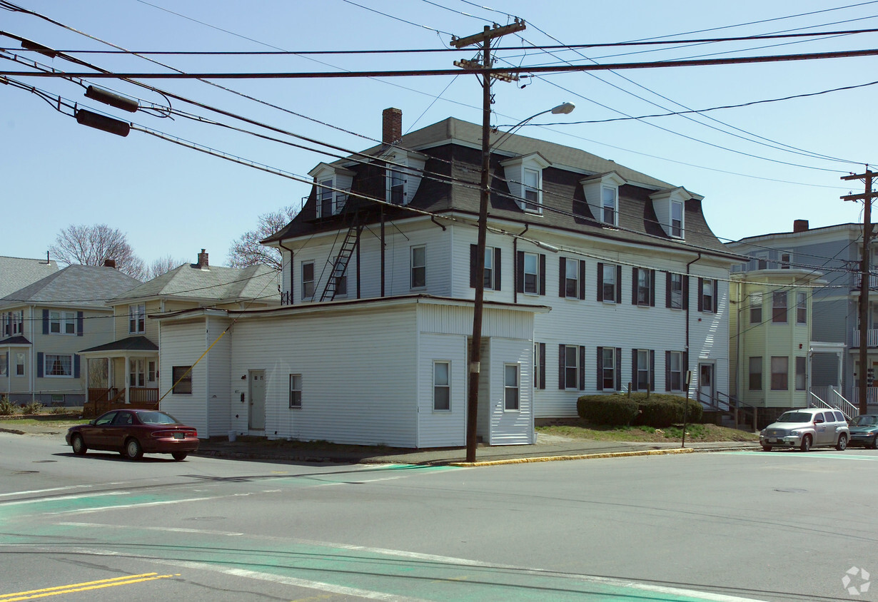 Building Photo - 305 Bay St