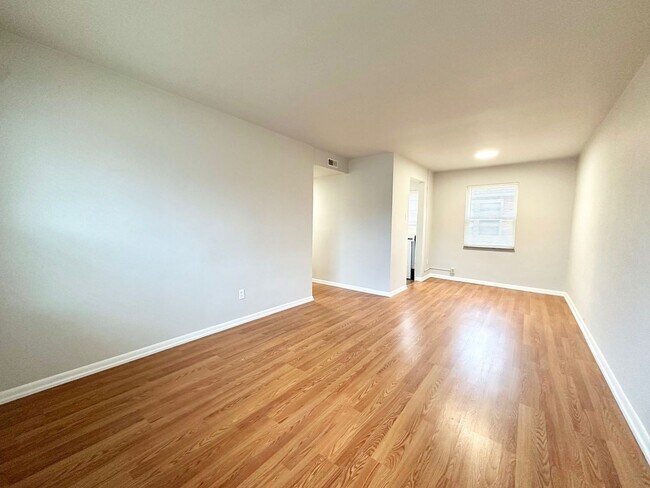 Foto del edificio - 7012 Jamieson Ave