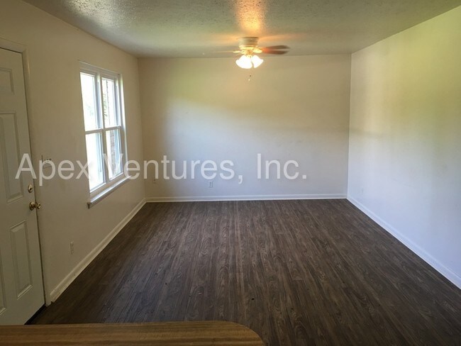 Building Photo - One Level Duplex