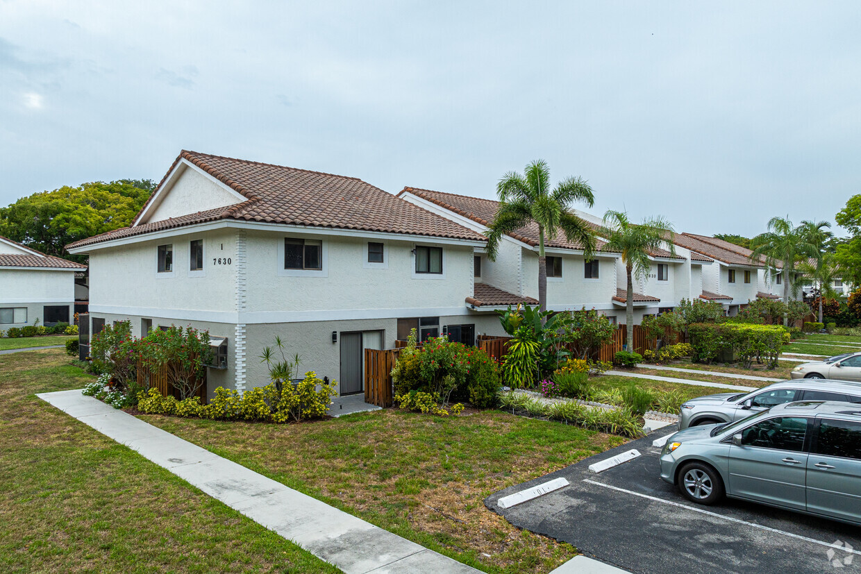 Primary Photo - Lago Del Mar Condominiums