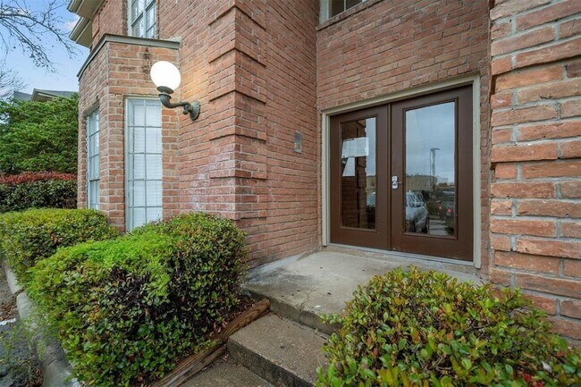 Foto del edificio - 12100 Overbrook Ln