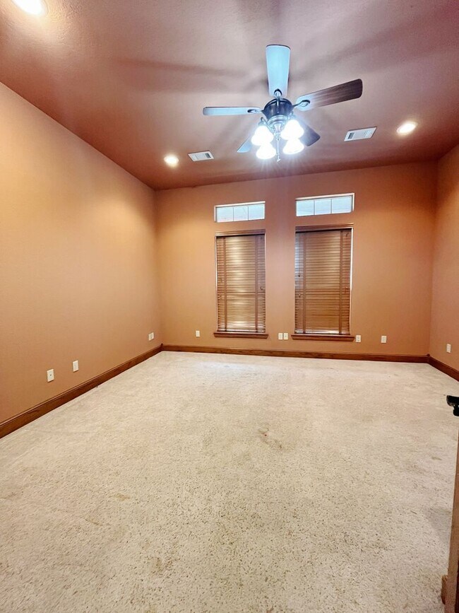 Building Photo - Enormous 3/2 Luxury Duplex in Durant, OK