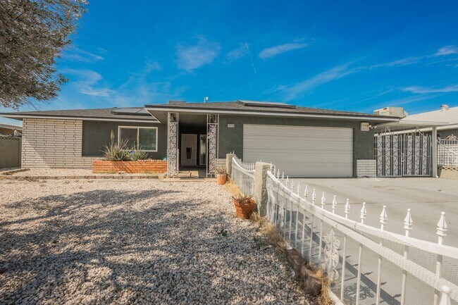 Foto del edificio - No HOA- Single story pool home