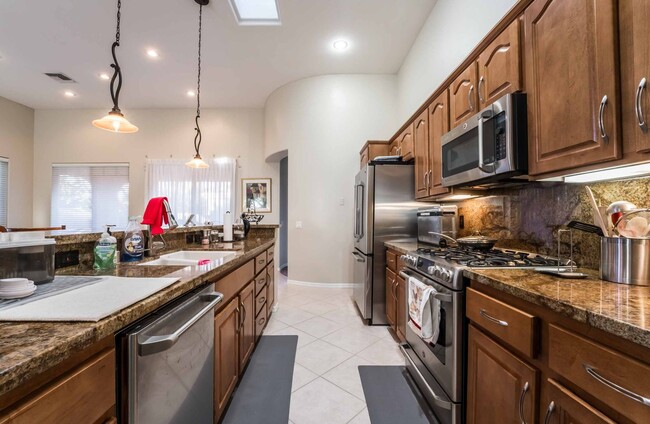 Building Photo - Luxurious Furnished Home in Anthem Country...