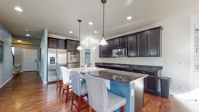 Building Photo - Stunning 4 Bed/3.5 Bath Home Near Downtown...