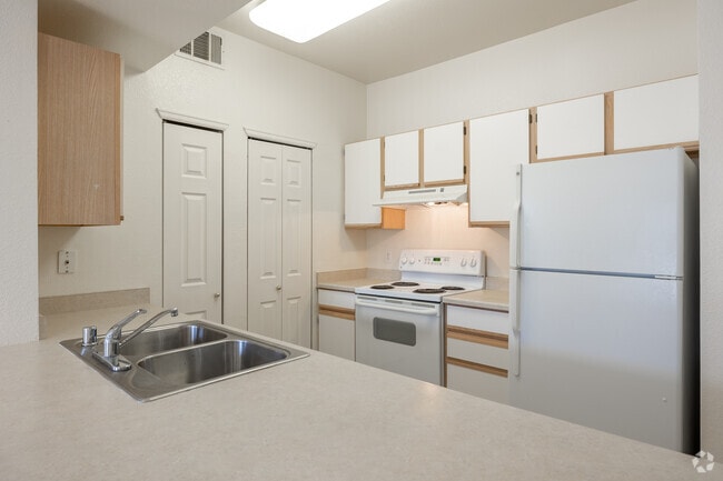 1BR, 1BA - 625SF - Kitchen - The Village at Hampden Town Center