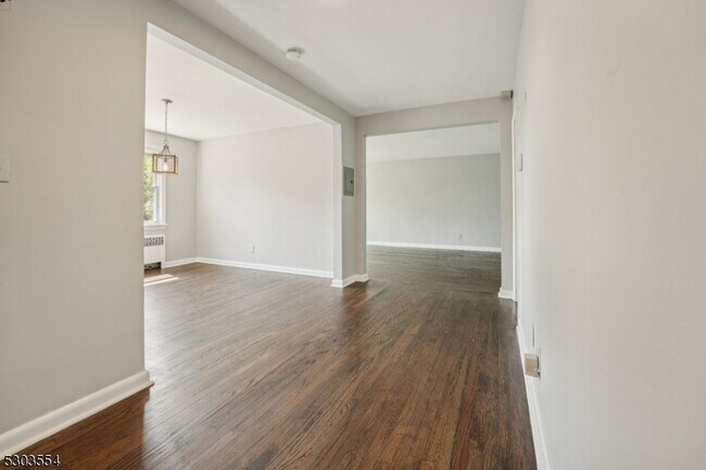 Foto del edificio - 24 Hutton Ave