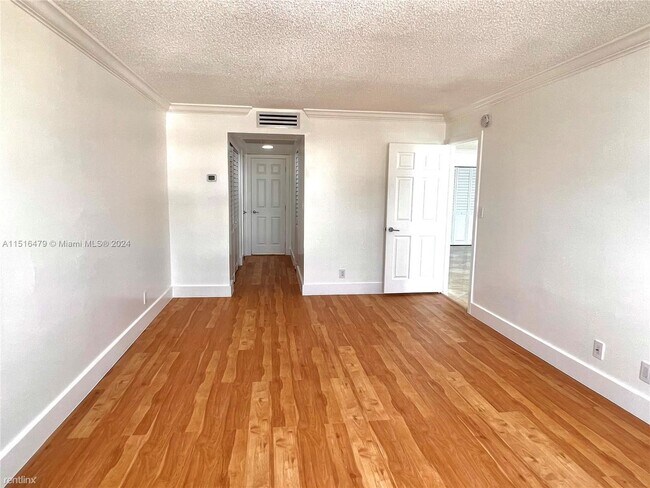 Foto del edificio - 2 br, 2 bath Condo - 6770 Indian Creek Dr ...