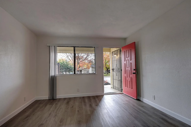 Building Photo - Renovated duplex off Hazel!