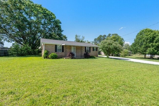 Building Photo - 2 Bedroom 2 Bath Brick Home Nestled In Gre...