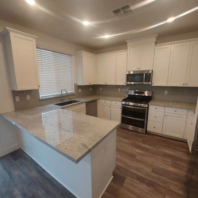 Foto del edificio - Newer Lennar built 4 Bedroom, 3 full bath ...