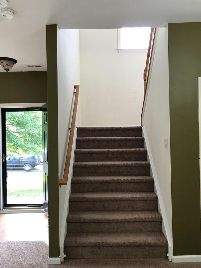 Building Photo - Spacious 3 bedroom home with huge fenced i...
