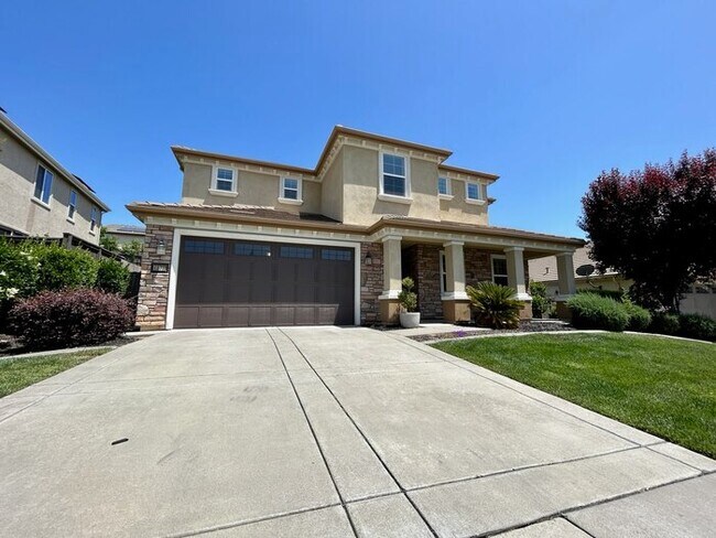 Building Photo - Beautiful 5 Bedroom Located in Blackstone!...