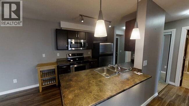 Photo du bâtiment - 9120-9196 96 Ave